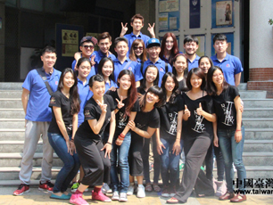 话剧《永远的微笑》代表团走进台湾两所高校