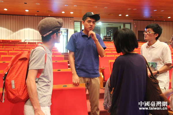 21日，北京电影学院表演学院的学生与成功大学艺术研究所及爱好戏剧的学生开展座谈交流。