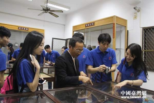北京电影学院的师生参观了台南一中人文社会教学资源中心，民俗文物丰富令人大开眼界