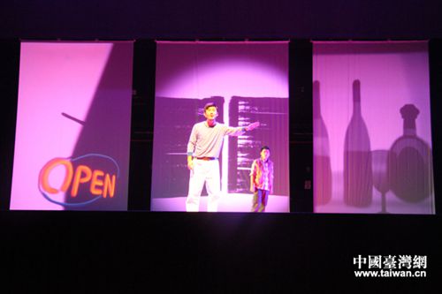 相较于传统的舞台背景设置，本次话剧采用了三块特殊的大面积投影幕布打造可变换的舞台背景。